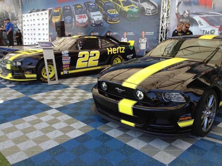  Ford Mustang Penske GT by Hertz 2013 года  (фото 2 из 4)